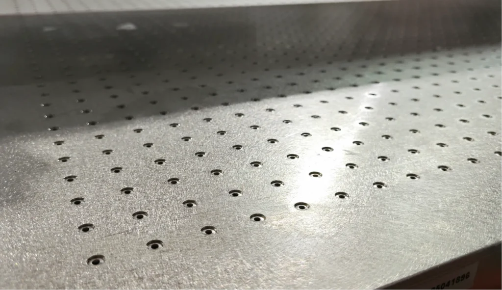 ZINGCUT integrated vacuum suction system for stable material fixation during cutting