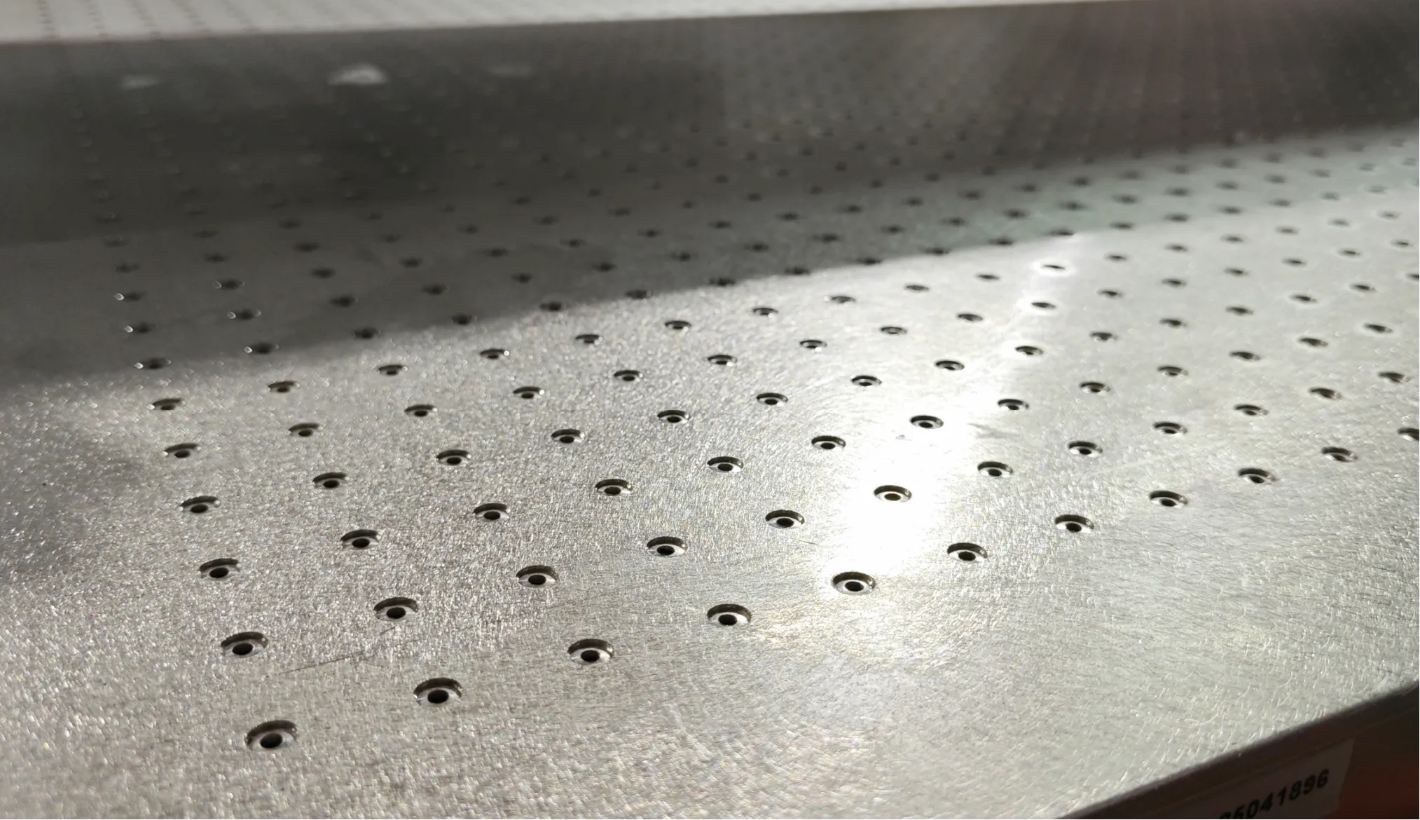 ZINGCUT integrated vacuum suction system for stable material fixation during cutting