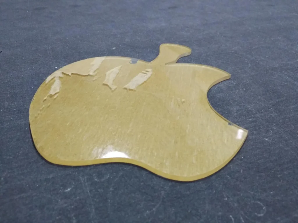 Digital cutter cuts acrylic sheet into apple shape, precise contour cutting for advertising crafts