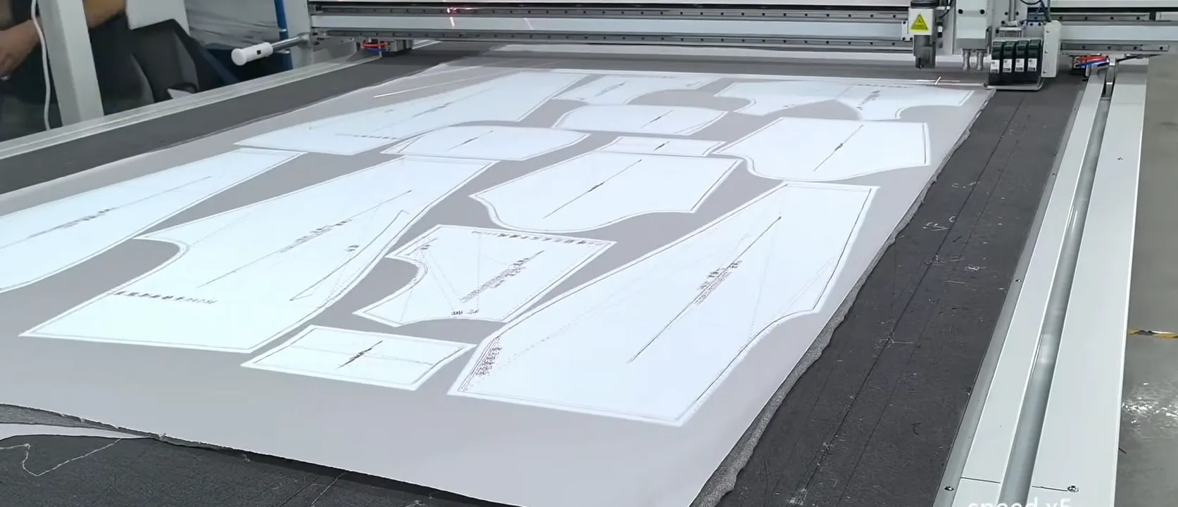 Step 07 Position Confirmation, verify cutting pattern position via AR projection on raw material 