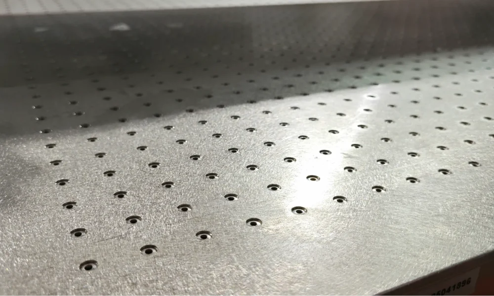 ZINGCUT integrated vacuum suction system for stable material fixation during cutting